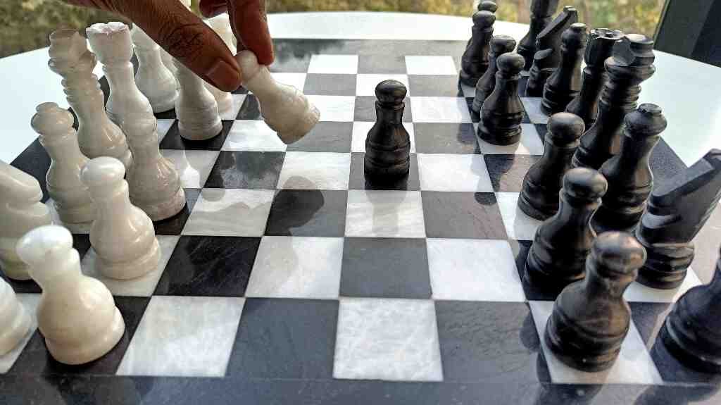 Black and White Marble Chess Set IMG # 1