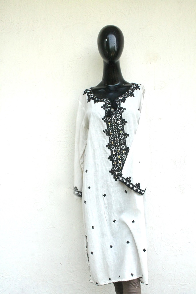 white full sleeves kurta with Hurmich (Sindhi) embroidery
