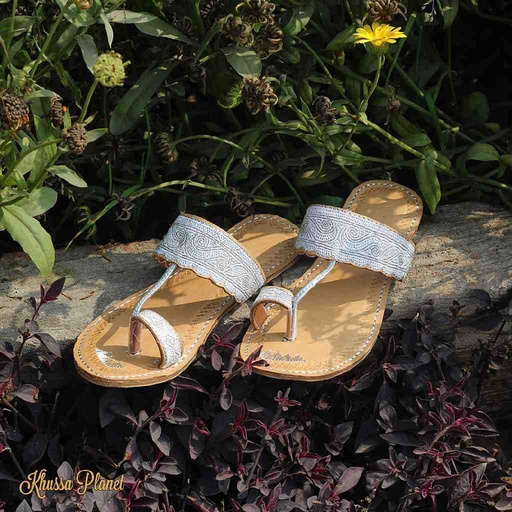 Luxurious Zari Work Kohlapuri