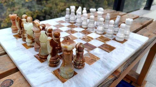 [PK0130-CF-ONY-024249] White and Green Marble Chess Set