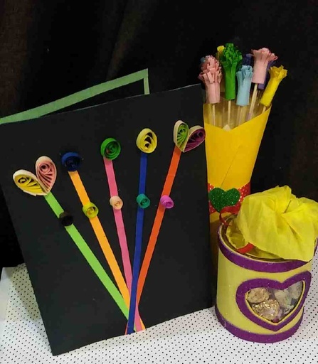 [PK5232-CF-PAP-029138] Black Card Yellow Tulips & Candy Box