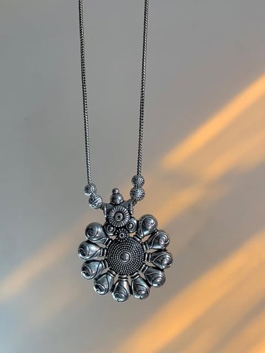 [VC-JHIL-463] Chunky Flower Pendant